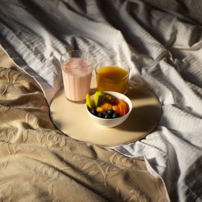 close-up-romantic-breakfast-bed-arrangement-scaled-e1754056420389